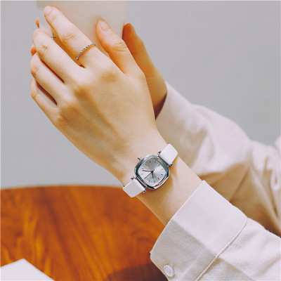 Női karóra négyzet alakú, többféle színben