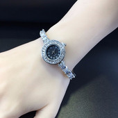 Ceas elegant de dama cu pietre decorative de culoare argintie