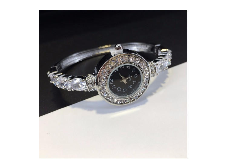 Ceas elegant de dama cu pietre decorative de culoare argintie