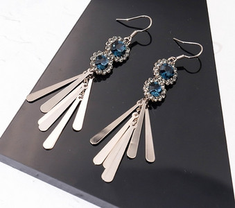 Stílusos női fülbevaló több színben