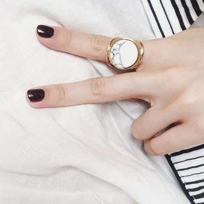Дамски пръстен в бял и черен цвят с мраморен ефект