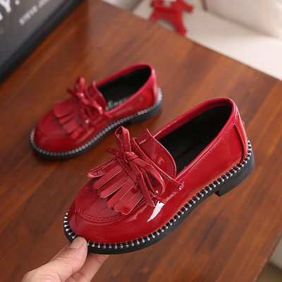 Stílusos gyerekcipő lányoknak fekete és piros színben