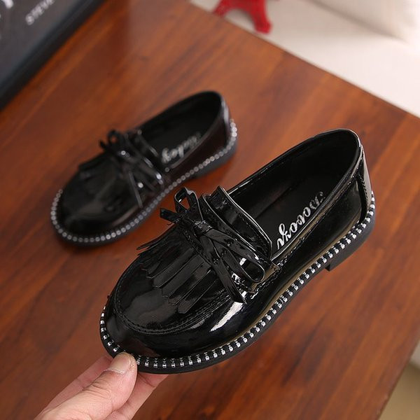 Stílusos gyerekcipő lányoknak fekete és piros színben