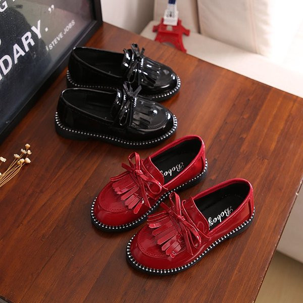 Stílusos gyerekcipő lányoknak fekete és piros színben