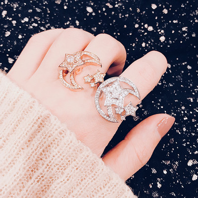 Дамски модерен пръстен с малки декоративни камъни в два цвята