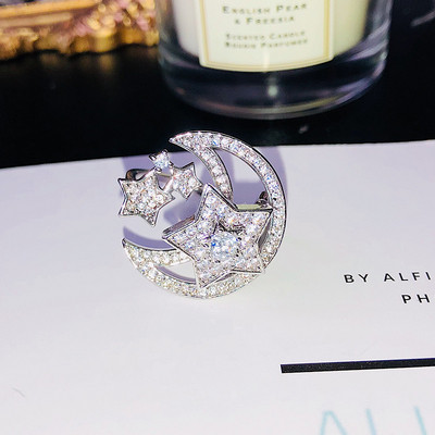 Дамски модерен пръстен с малки декоративни камъни в два цвята