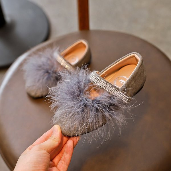 Pantofi moderni pentru copii pentru fete cu un element de puf in mai multe culori