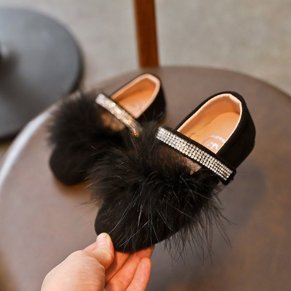 Pantofi moderni pentru copii pentru fete cu un element de puf in mai multe culori