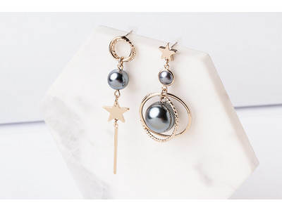 Stílusos női fülbevaló gyöngyökkel, két színben