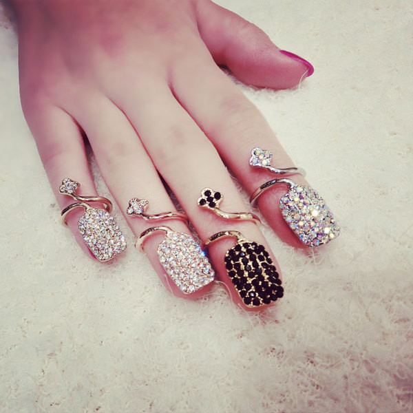 Aktuális női gyűrű díszkövekkel három színben