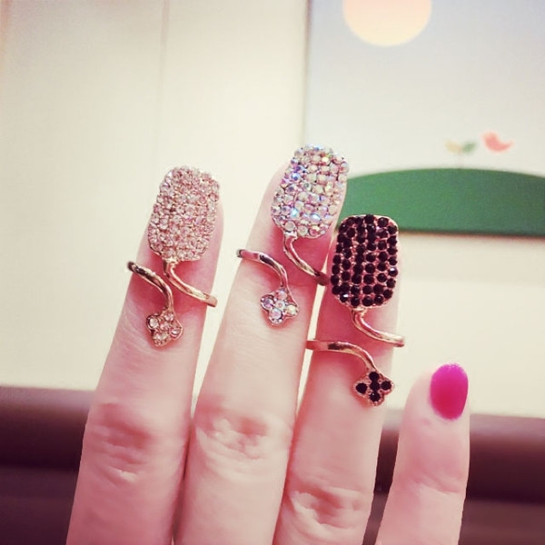 Aktuális női gyűrű díszkövekkel három színben