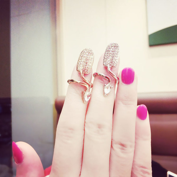 Aktuális női gyűrű díszkövekkel három színben