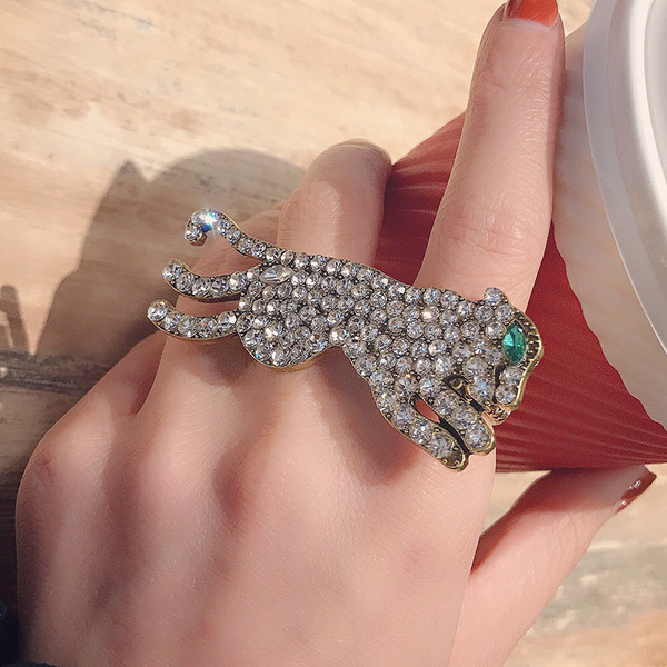 Inel de dama modern in forma de leopard