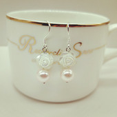 Elegáns női fülbevaló gyöngyökkel
