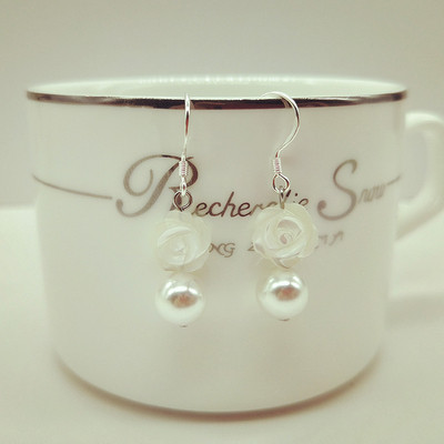 Elegáns női fülbevaló gyöngyökkel