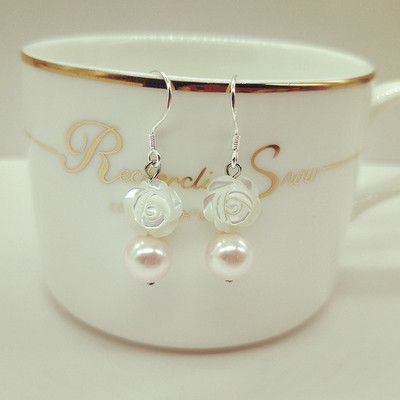 Elegáns női fülbevaló gyöngyökkel