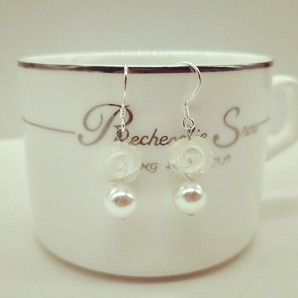 Elegáns női fülbevaló gyöngyökkel