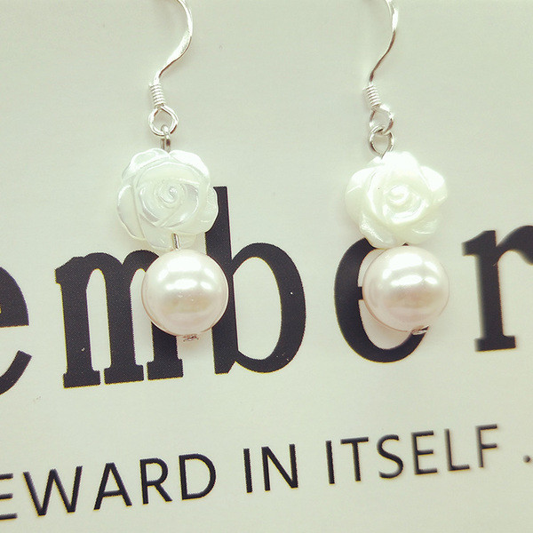 Elegáns női fülbevaló gyöngyökkel