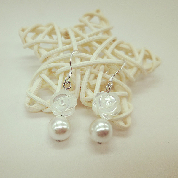 Elegáns női fülbevaló gyöngyökkel