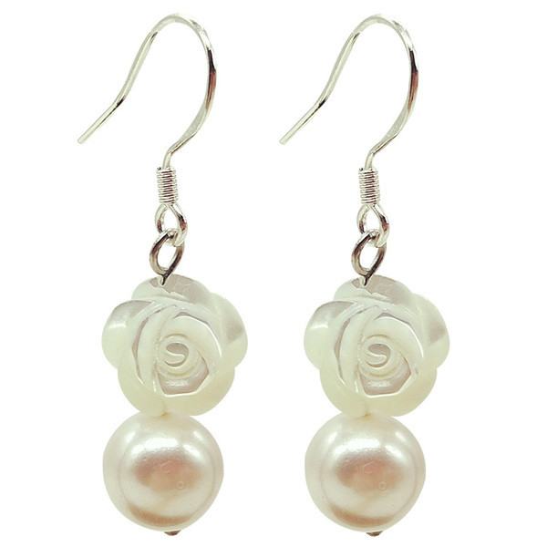 Elegáns női fülbevaló gyöngyökkel