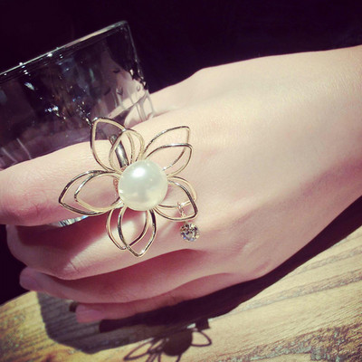 Дамски пръстен във формата на цвете с висулка