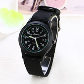 Férfi napi kvarcóra több színben