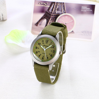 Férfi napi kvarcóra több színben