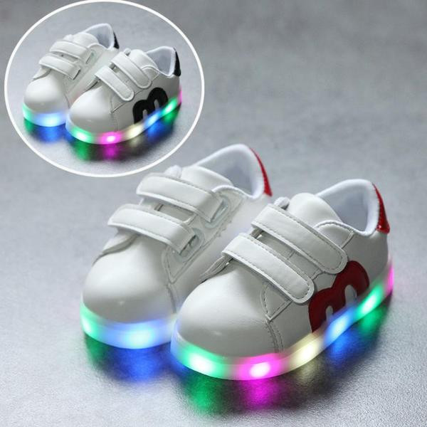 Aktuális gyerek tornacipő lányoknak és fiúknak világító modell matricákkal