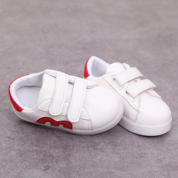 Aktuális gyerek tornacipő lányoknak és fiúknak világító modell matricákkal