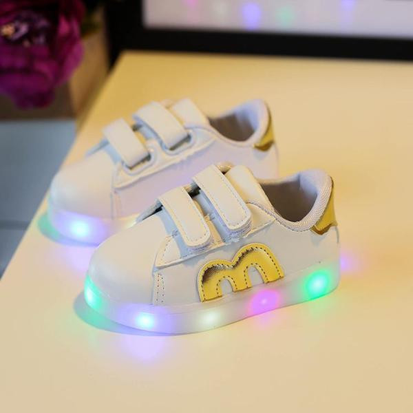 Aktuális gyerek tornacipő lányoknak és fiúknak világító modell matricákkal