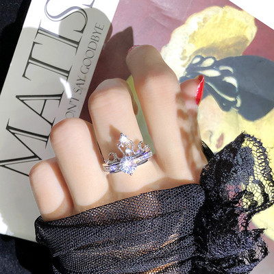 Дамски пръстен под формата на корона в сребрист и златист цвят