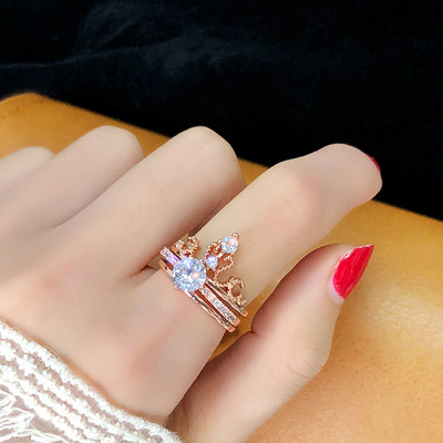 Női gyűrű korona formájában ezüst és arany színben