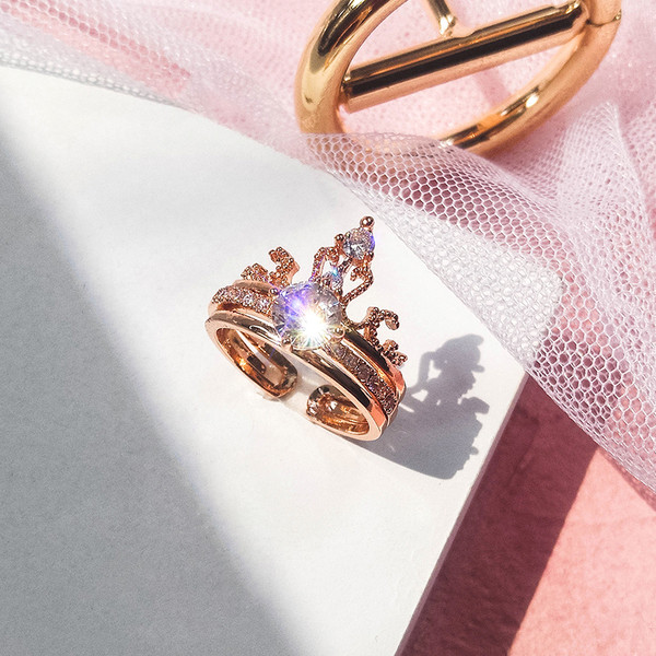 Női gyűrű korona formájában ezüst és arany színben