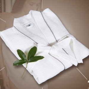 Халат в бял цвят с златист и сив кант за мъже и жени