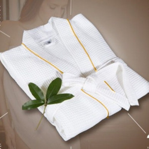 Халат в бял цвят с златист и сив кант за мъже и жени