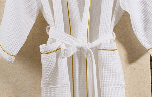 Халат в бял цвят с златист и сив кант за мъже и жени