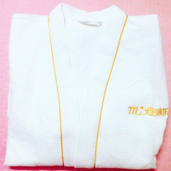 Халат в бял цвят с златист и сив кант за мъже и жени