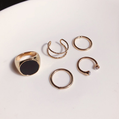 Öt arany színű gyűrűből álló készlet