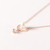 Дамско колие с висулка в светъл цвят