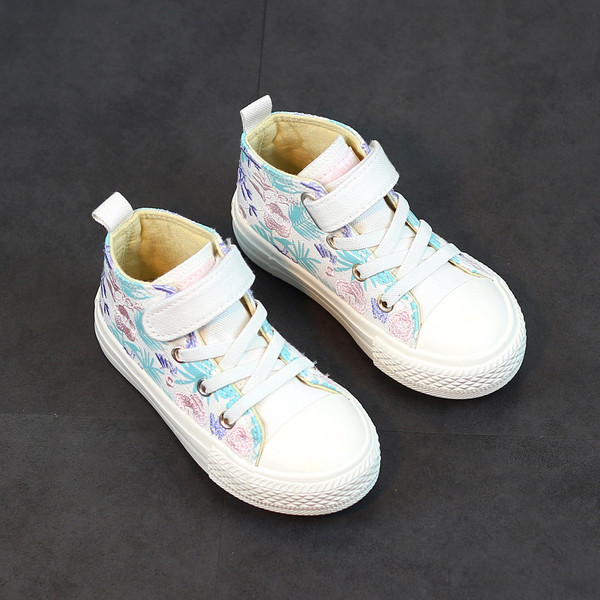 Napi gyerek tornacipő lányoknak két színben