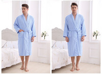 Tiszta fürdőköpeny világos színekben férfiaknak és nőknek