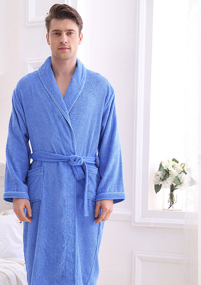 Tiszta fürdőköpeny világos színekben férfiaknak és nőknek