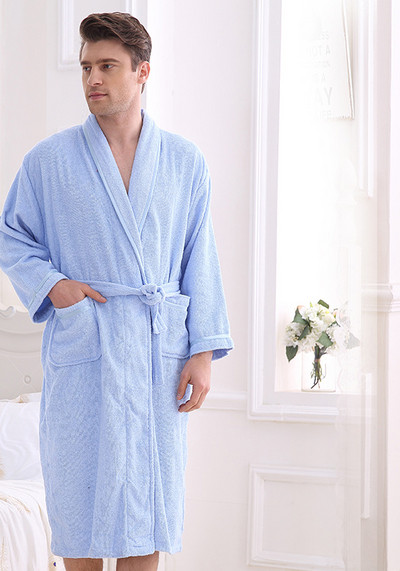 Tiszta fürdőköpeny világos színekben férfiaknak és nőknek
