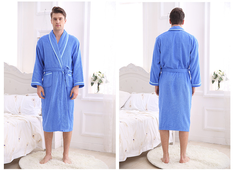 Tiszta fürdőköpeny világos színekben férfiaknak és nőknek