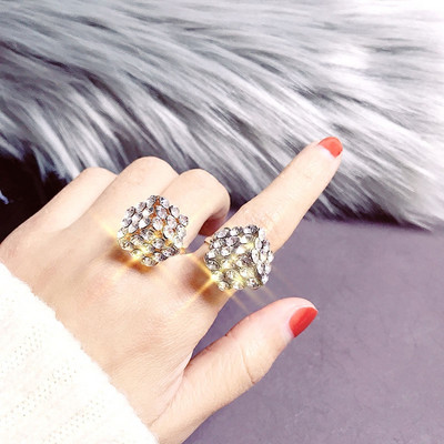 Дамски пръстен в сребрист и златист цвят с декоративни камъни