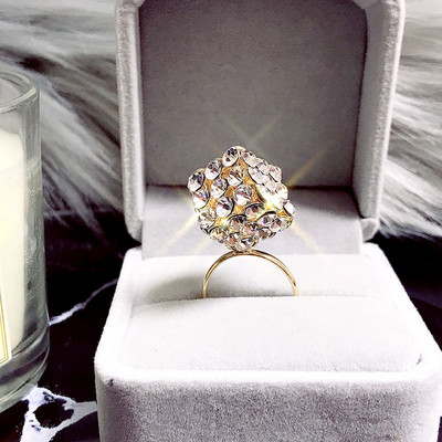 Дамски пръстен в сребрист и златист цвят с декоративни камъни