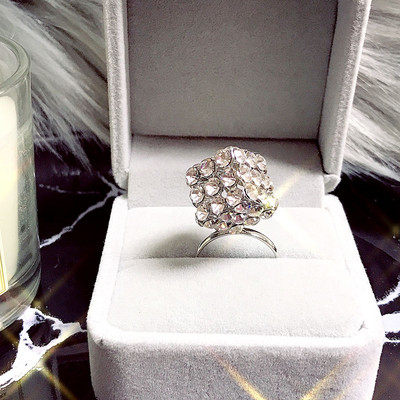 Дамски пръстен в сребрист и златист цвят с декоративни камъни