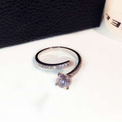 Стилен дамски пръстен в сребрист цвят с  декоративни камъни