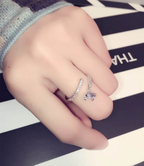 Stílusos női gyűrű ezüst színben díszkövekkel