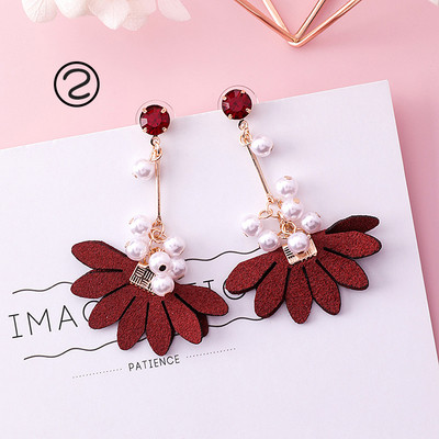 Különböző formájú női fülbevalók